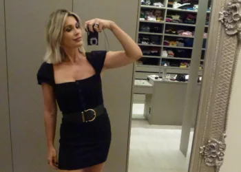 Flávia Alessandra divulga selfies com belos vestidos Selfie de Flávia Alessandra capa