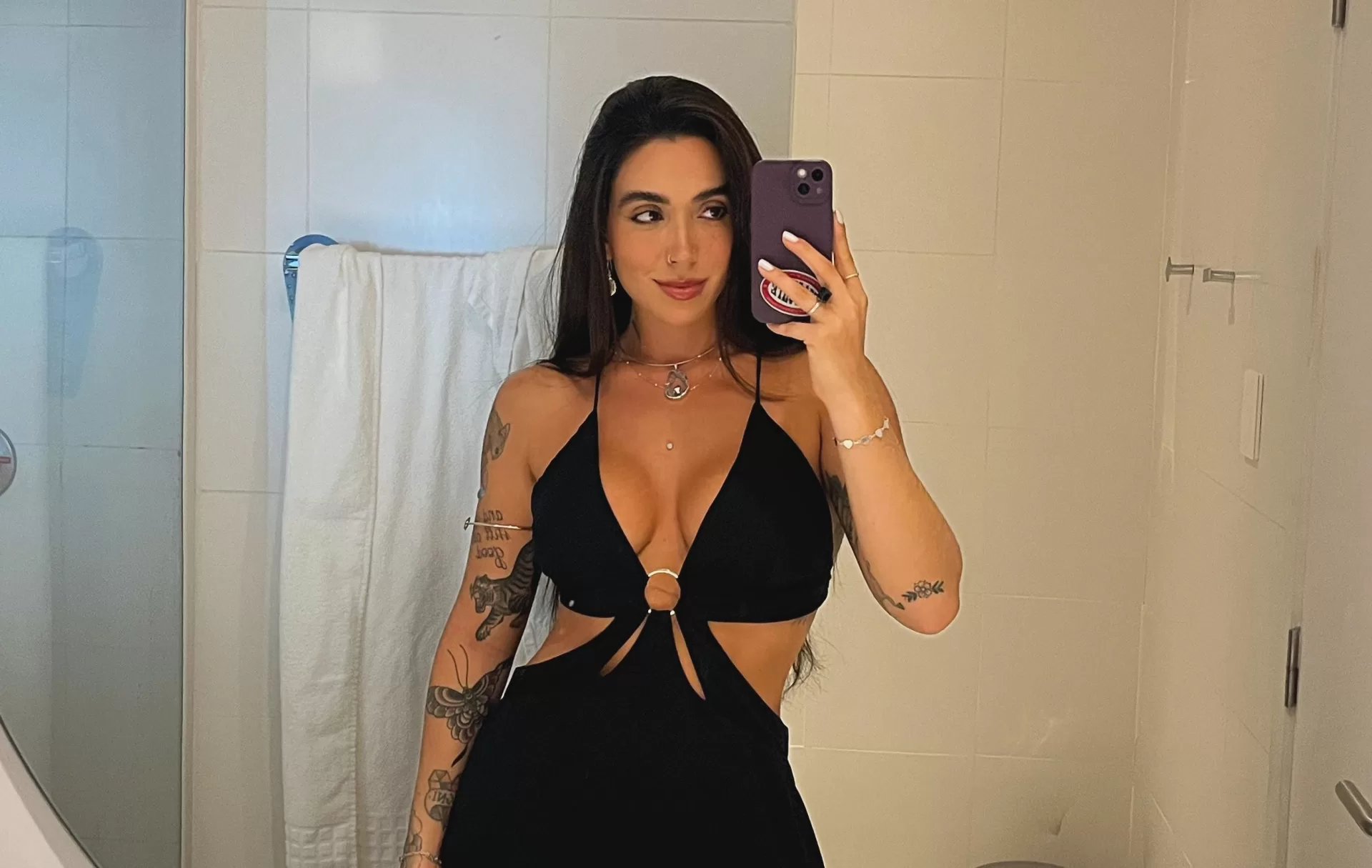 Selfie de Giovanna Lima com vestido preto capa