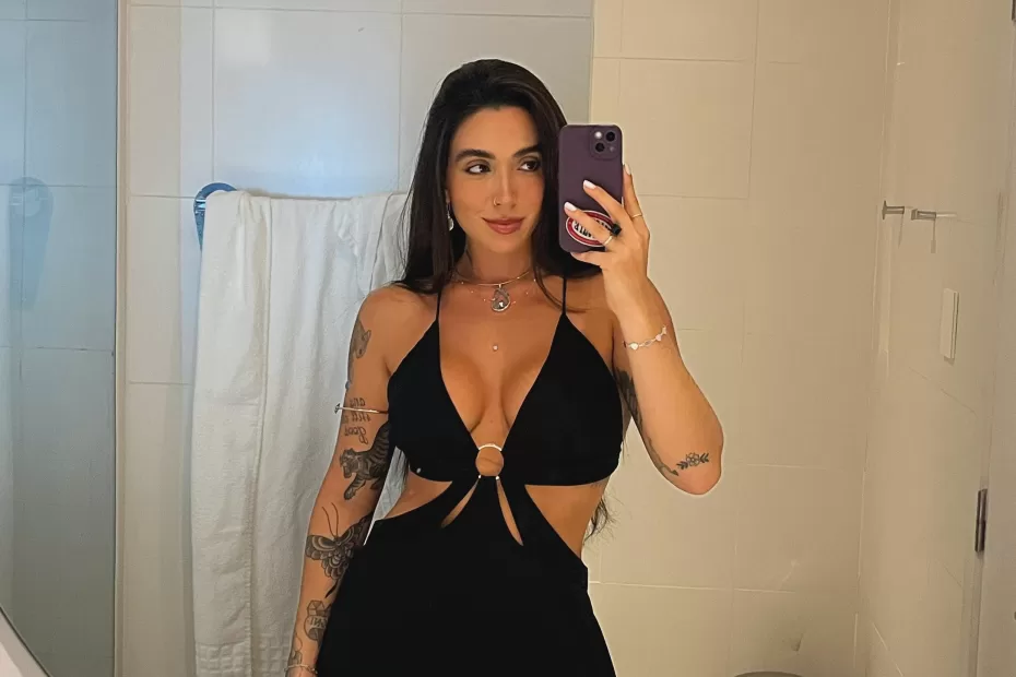 Selfie de Giovanna Lima com vestido preto capa