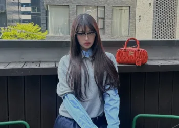 Wonyoung divulga fotos usando look com camisa social, blusa e minissaia Wonyoung-divulga-fotos-usando-look-com-camisa-social-blusa-e-minissaia-capa-2