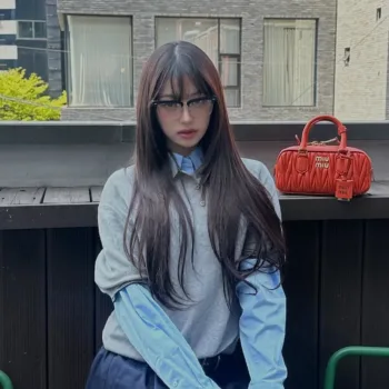 Wonyoung-divulga-fotos-usando-look-com-camisa-social-blusa-e-minissaia-capa-2