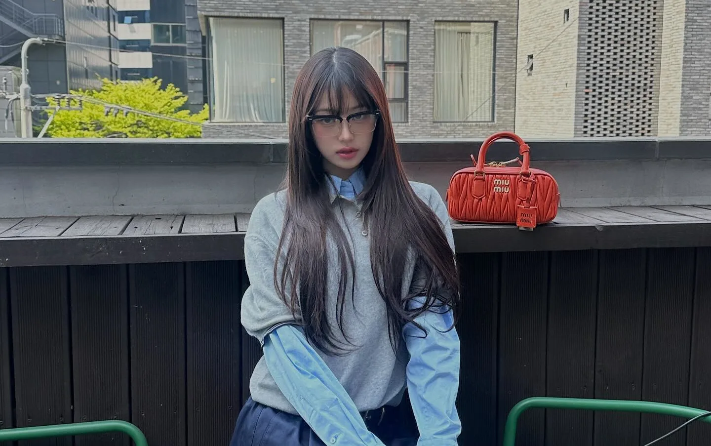 Wonyoung-divulga-fotos-usando-look-com-camisa-social-blusa-e-minissaia-capa-2