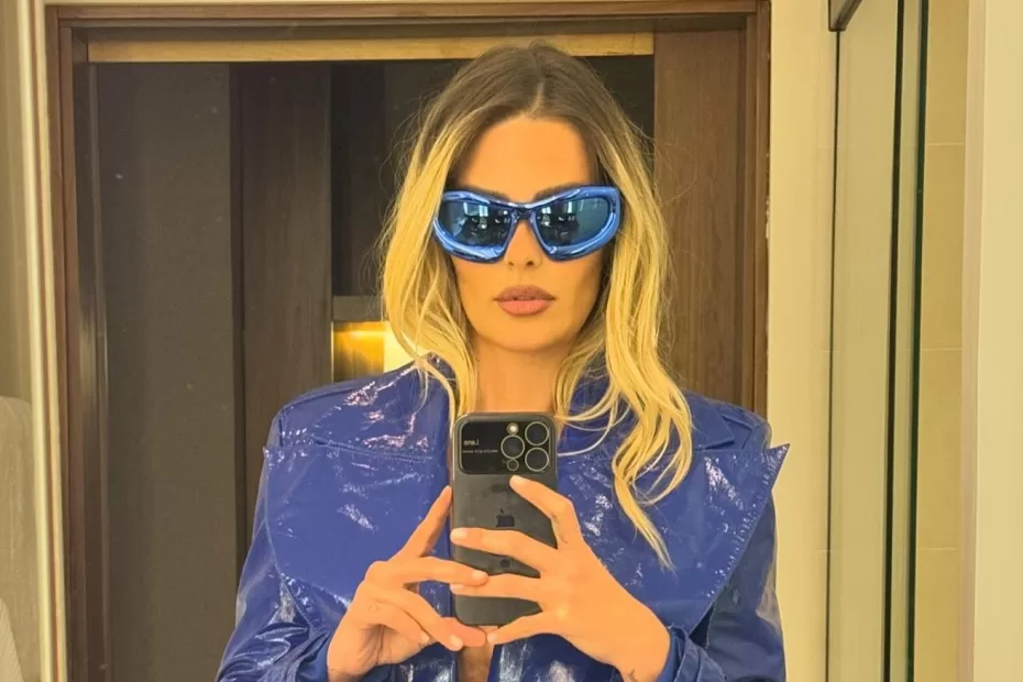 Yasmin Brunet com trench coat e óculos azul capa