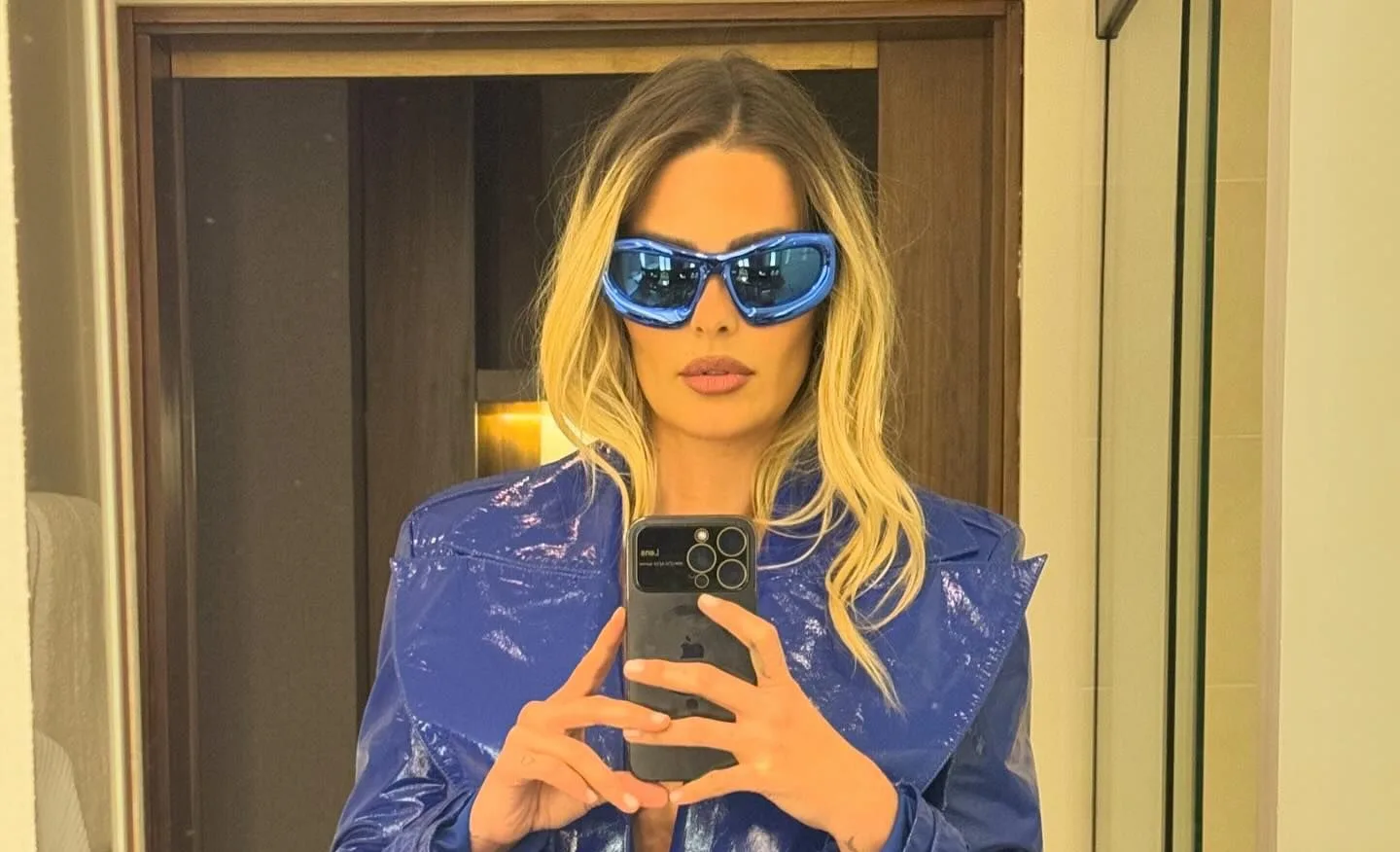 Yasmin Brunet com trench coat e óculos azul capa