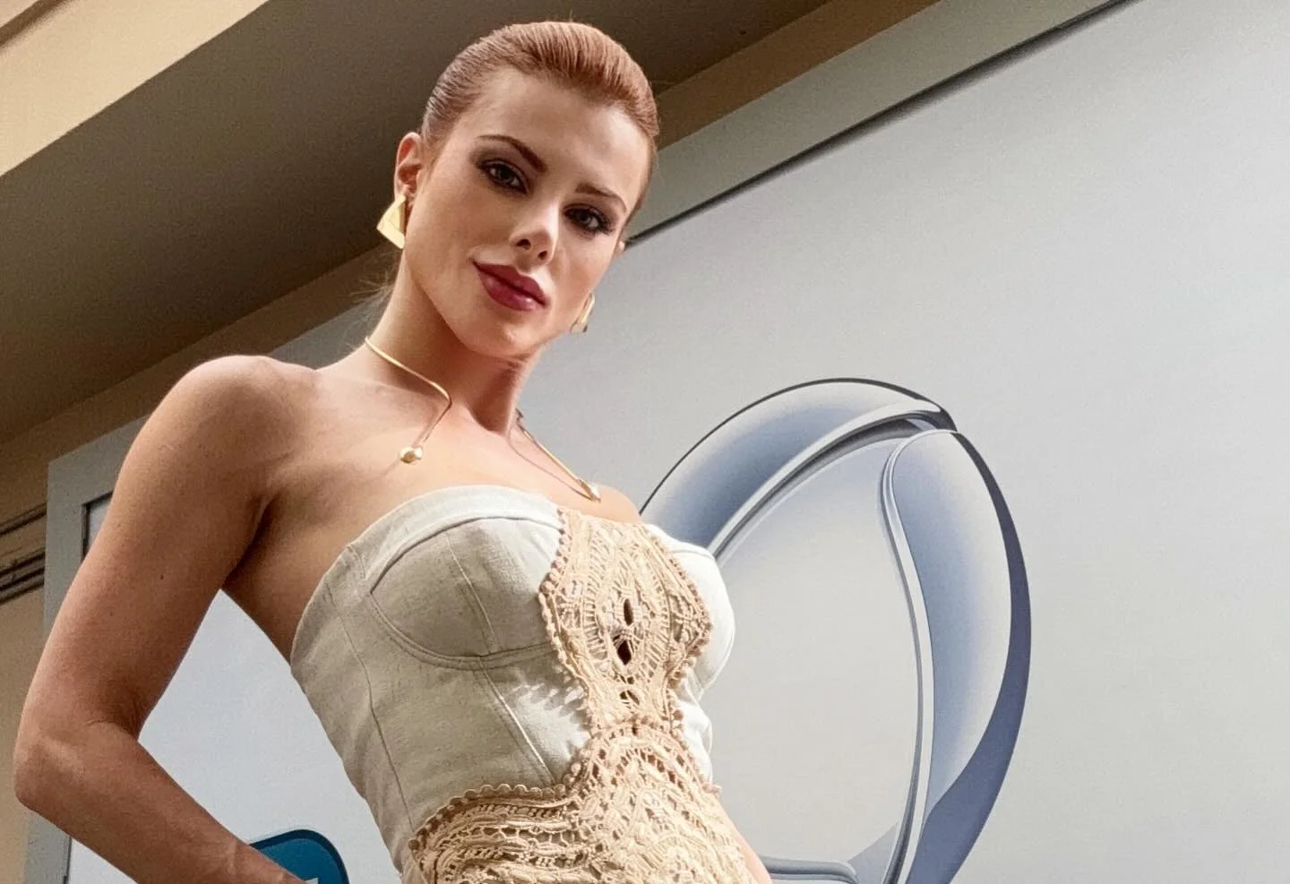 Deborah Albuquerque, do Link Podcast, surge poderosa com belíssimo vestido Deborah-Albuquerque-com-lindissimo-vestido-capa 01