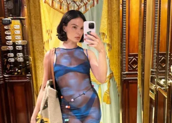 Isis-Valverde-com-biquini-azul-e-saida-transparente-capa 01