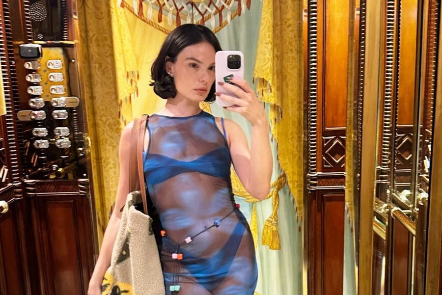 Isis Valverde divulga fotos com biquíni azul e saída transparente de praia
