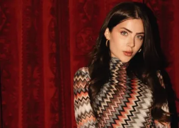 Jade-Picon-com-belo-vestido-colorido-capa-001