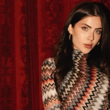 Jade-Picon-com-belo-vestido-colorido-capa-001