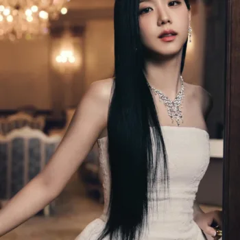 Jisoo, do Blackpink, com belo vestido branco Jisoo, do Blackpink, com belo vestido branco - capa