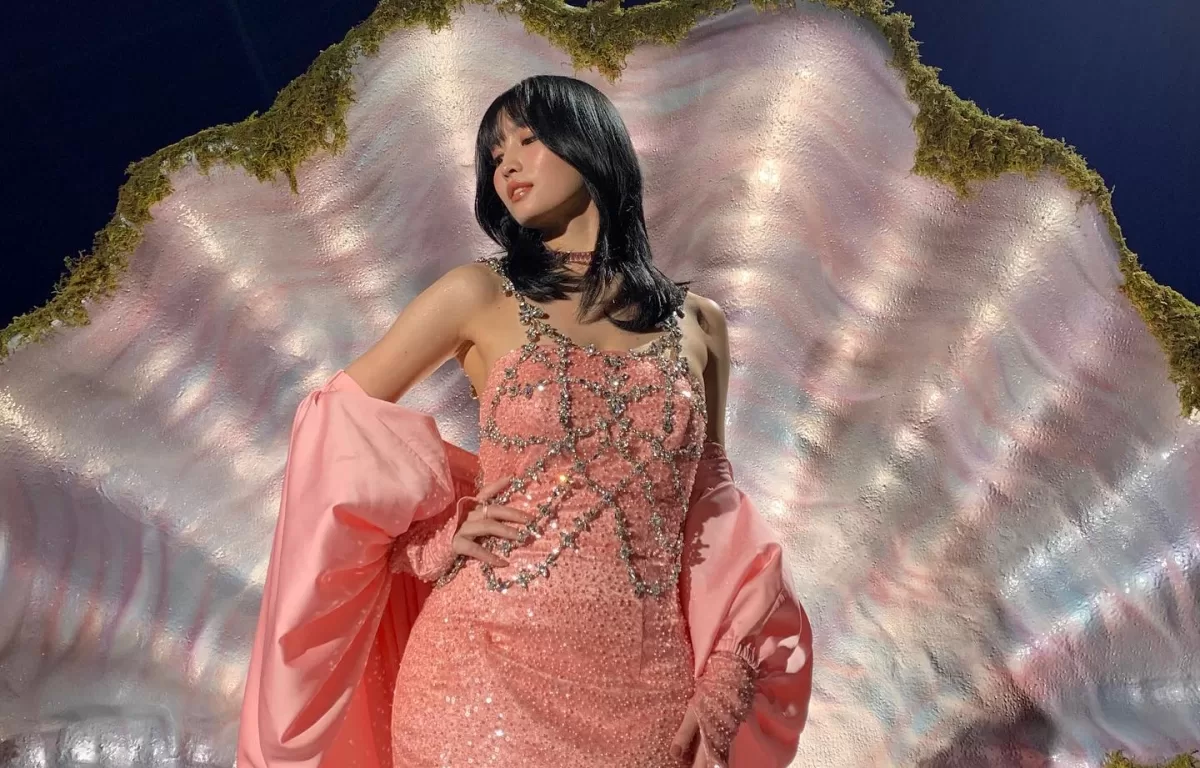 Relembre look de Momo Hirai, da Twice, com vestidos vermelho e rosa!