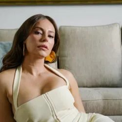 Veja o belo look de Paolla Oliveira com vestido branco Paolla-Oliveira-com-vestido-branco-Foto-postada-em-maio-de-2024-capa 01