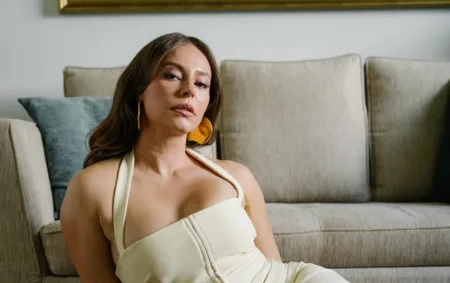 Paolla-Oliveira-com-vestido-branco-Foto-postada-em-maio-de-2024-capa-02