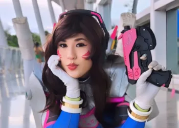 Belo cosplay da D.VA Clássica, de Overwatch 2, da Cat - capa