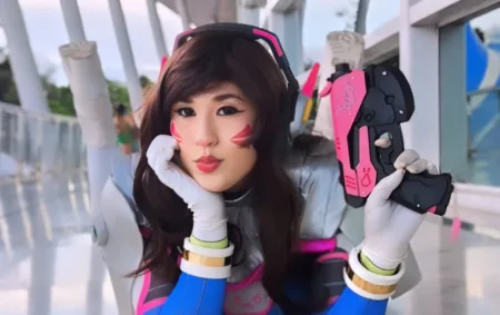 Belo cosplay da D.VA Clássica, de Overwatch 2, da Cat - capa