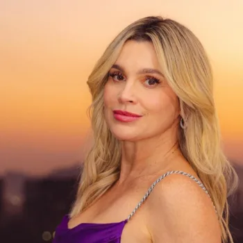 Flávia Alessandra comemora a chegada do inverno com belo vestido - capa