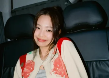 Jennie, do Blackpink, com estilo Harajuku girl, usando saia prateada - capa