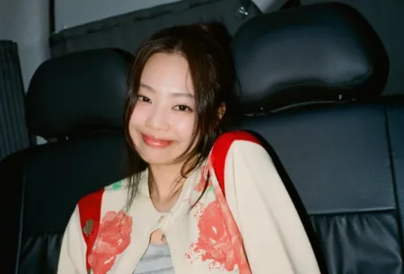 Jennie, do Blackpink, com estilo Harajuku girl, usando saia prateada - capa