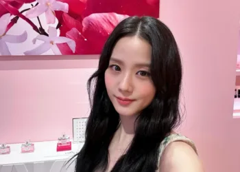 Jisoo, do Blackpink, participa de evento da Dior com belo vestido! Jisoo-do-Blackpink-Foto-de-junho-de-2024-capa 01