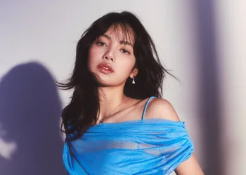 Lisa, do Blackpink, participa de campanha com belos looks com vestidos azul e branco Lisa-do-Blackpink-com-belo-look-azul-capa 01