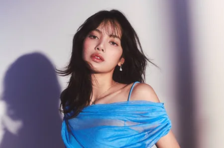 Lisa-do-Blackpink-com-belo-look-azul-capa 01