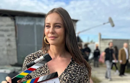 Paolla Oliveira divulga bastidores de Mar Branco, usando belo vestido capa