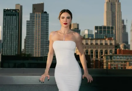 Belo-look-de-Luciana-Gimenez-com-vestido-longo-e-justo-capa 01