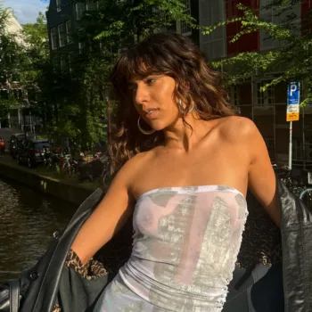 Marina Sena usa vestido com transparência em viagem pela Europa capa