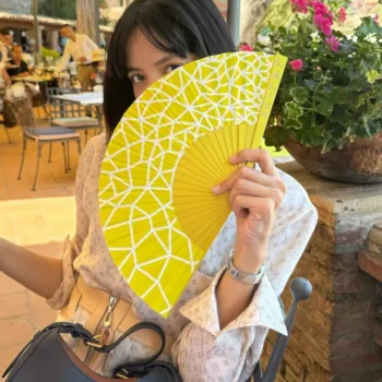 Lisa, do Blackpink, passeia na Italia com belo look capa