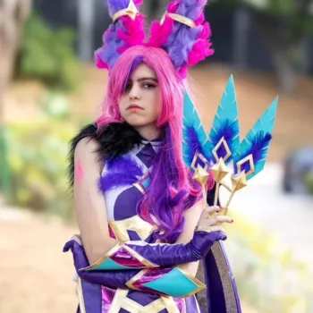 Nova foto do belo cosplay da Xayah Star guardian, de League of Legends, da Titia Maiii - capa 02