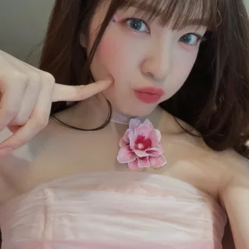 Irene, do Red Velvet, com vestido rosa - capa