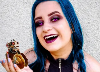 Cosplayer e streamer brasileira Áthany comemora retorno de Arcane League of Legends com seu belo cosplay da Jinx! Jinx Cosplay, de Arcane League of Legends - Áthany capa