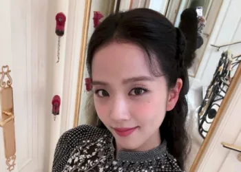 Jisoo, do Blackpink, com look fofo, usando belo vestido - Aesthetic Photos - Dress cover