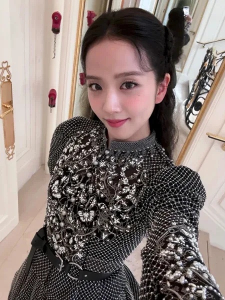 Jisoo, do Blackpink, com look fofo, usando belo vestido - Aesthetic Photos - Dress cover