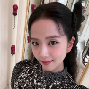 Jisoo, do Blackpink, com belo look estilo vintage (com vestido) Jisoo do Blackpink com look fofo usando belo vestido capa 3