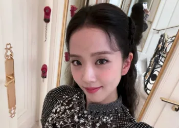 Jisoo, do Blackpink, com belo look estilo vintage (com vestido) Jisoo-do-Blackpink-com-look-fofo-usando-belo-vestido-capa-4 16-11