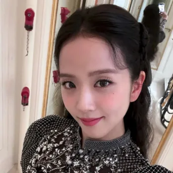 Jisoo-do-Blackpink-com-look-fofo-usando-belo-vestido-capa-4 16-11