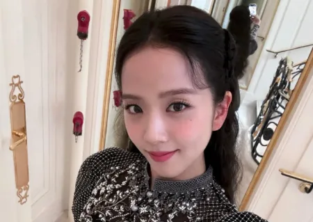 Jisoo-do-Blackpink-com-look-fofo-usando-belo-vestido-capa-4 16-11