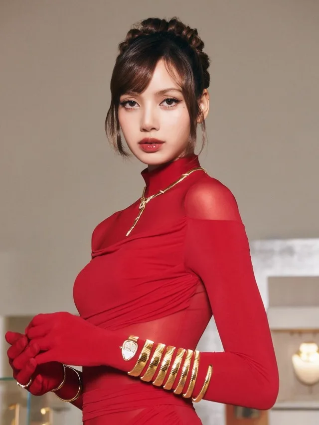 Lisa, do Blackpink, com belo vestido vermelho!
