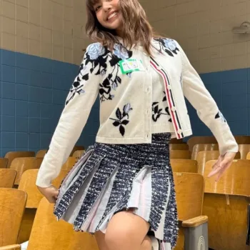 Lisa, do Blackpink, com look bem fofo com saia capa 02