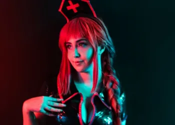 Makima, de Chainsaw Man, ganha belíssima versão com vestido de enfermeira neste cosplay da Gica! Makima cosplay capa - Gica 002