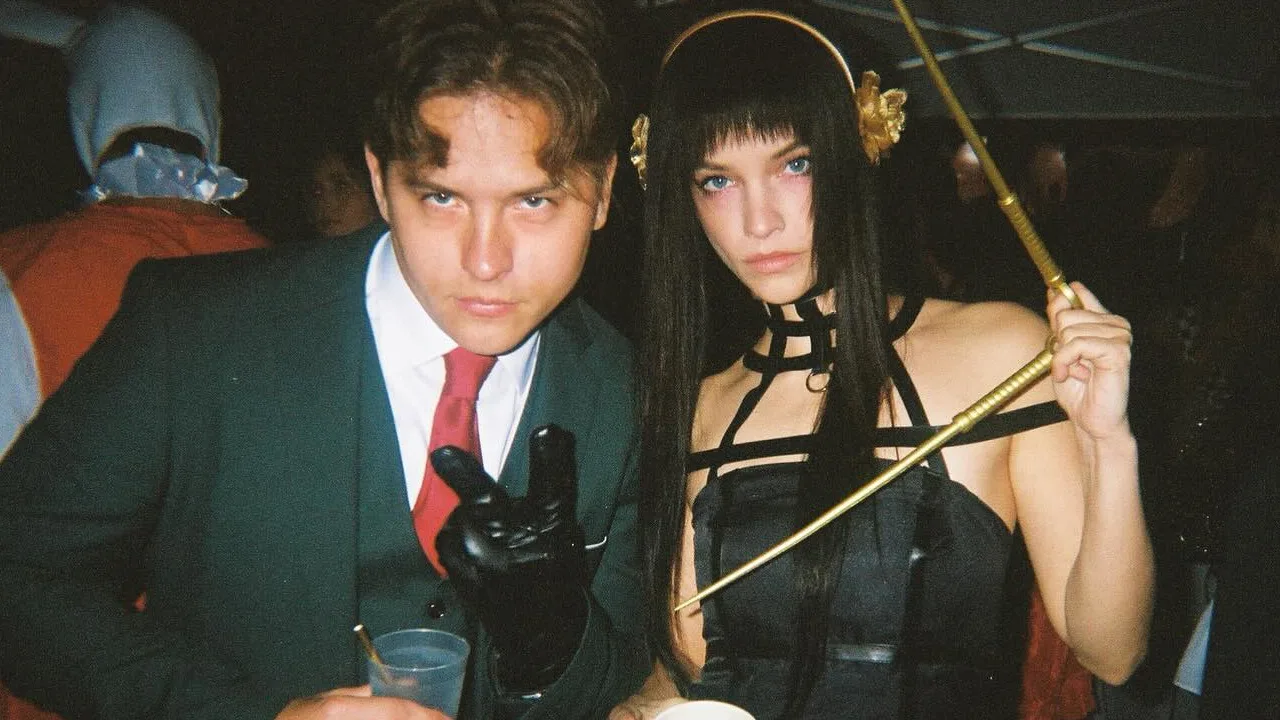 Modelo Barbara Palvin e ator Dylan Sprouse fazem cosplays da Yor Forger e de Loid (de Spy x Family) para o Halloween! Modelo Barbara Palvin e ator Dylan Sprouse fazem cosplays da Yor Forger e de Loid para o Halloween capa