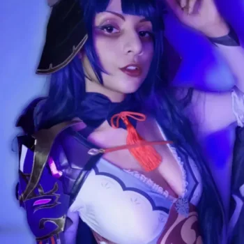 Shogun Raiden Boss, de Genshin Impact, neste belo cosplay da Isadora Shogun Raiden Boss, de Genshin Impact - Cosplay da bubuphel capa