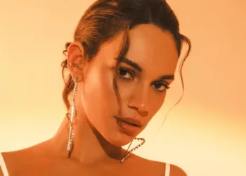 Alane Dias usa look com top cropped com laço e saia midi elegante: "Poderosa" Alane-Dias-capa-dez-2024 01