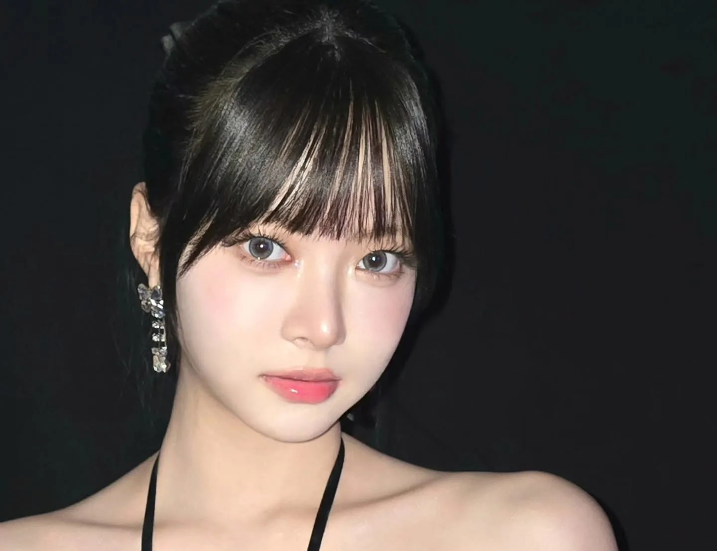 Hong Eun-chae, do Le Sserafim, atualiza o Instagram com belo look com vestido Hong-Eun-chae-do-Le-Sserafim-atualiza-o-Instagram-com-belo-look-com-vestido-capa 01