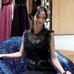 Jisoo, do Blackpink, encanta seguidores com novas fotos dela com um lindo vestido! Jisoo-do-Blackpink-com-belissimo-vestido-Evento-da-Dior-Dez-2024-capa-1