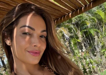 Patrícia Poeta começa suas férias em cenário paradisíaco, usando biquíni e uma saída de praia Patricia-Poeta-comeca-suas-ferias-em-cenario-paradisiaco-usando-biquini-e-uma-saida-de-praia-capa 01