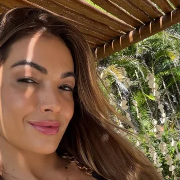 Patricia-Poeta-comeca-suas-ferias-em-cenario-paradisiaco-usando-biquini-e-uma-saida-de-praia-capa 01