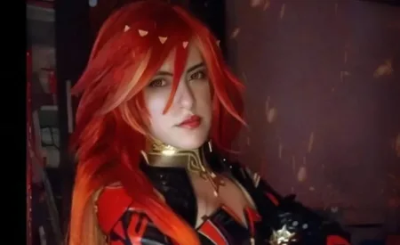 Mavuika, de Genshin Impact, ganha belo cosplay da akira victória capa