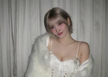 Momo Hirai, da Twice, atualiza seu Instagram com look branco (com cropped e minissaia) Momo-Hirai-da-Twice-atualiza-seu-Instagram-com-look-branco-com-cropped-e-minissaia-capa-001